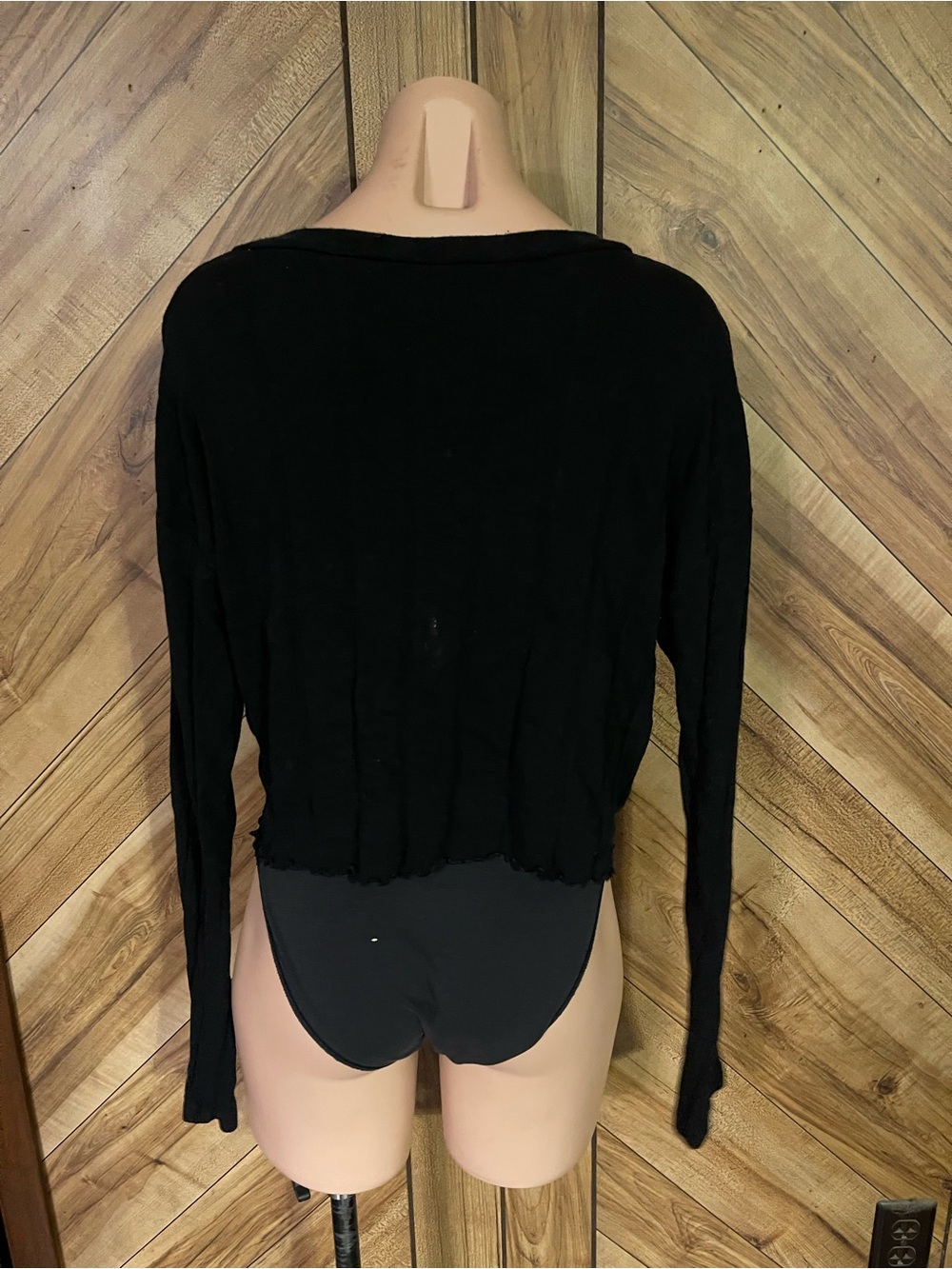 Aeropostale Womens M Black Crop Top Long Sleeve V Neck Ribbed Knit Shirt Medium - Picture 6 of 11